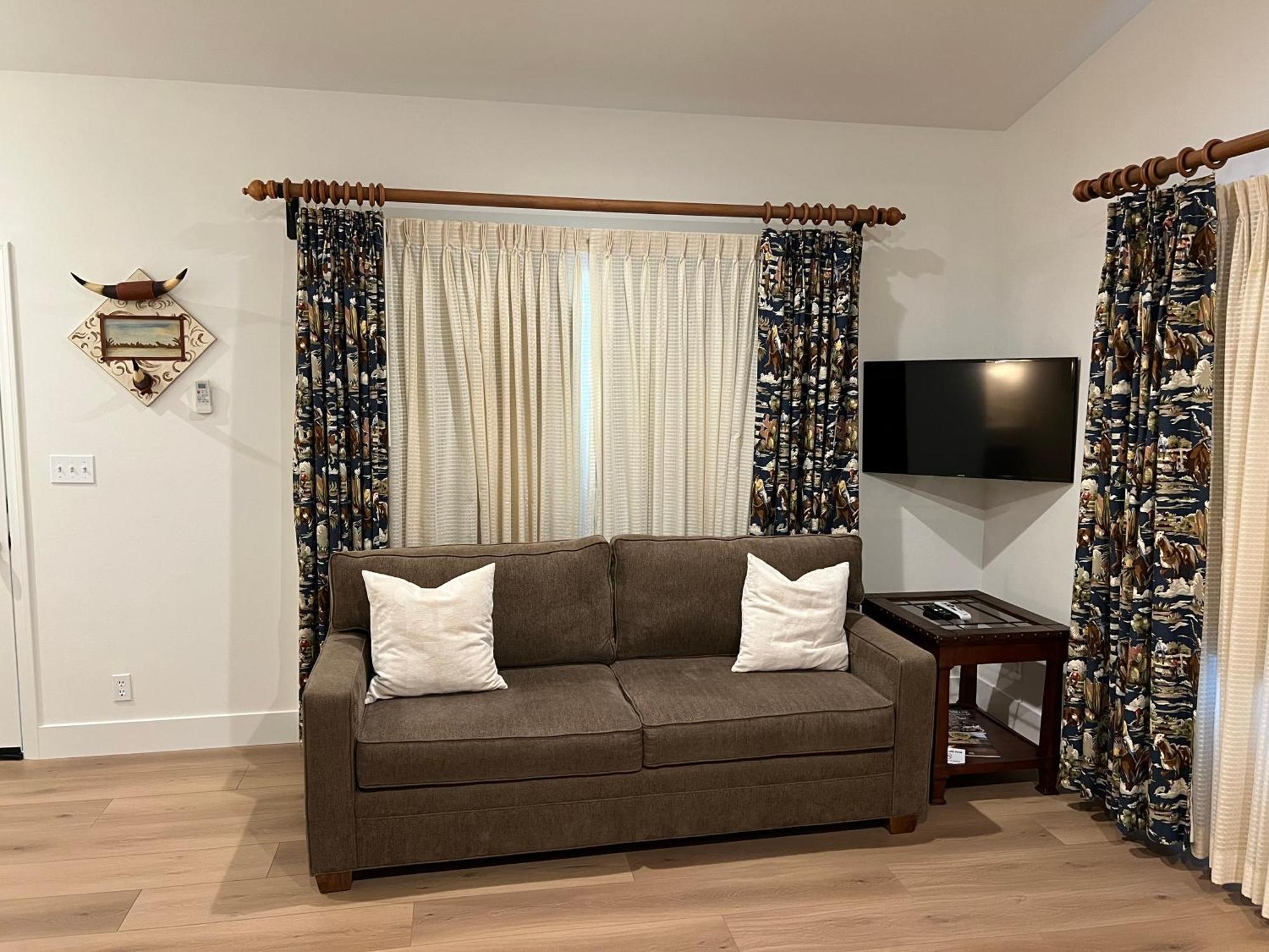 Circle Bar B Guest Ranch 4*