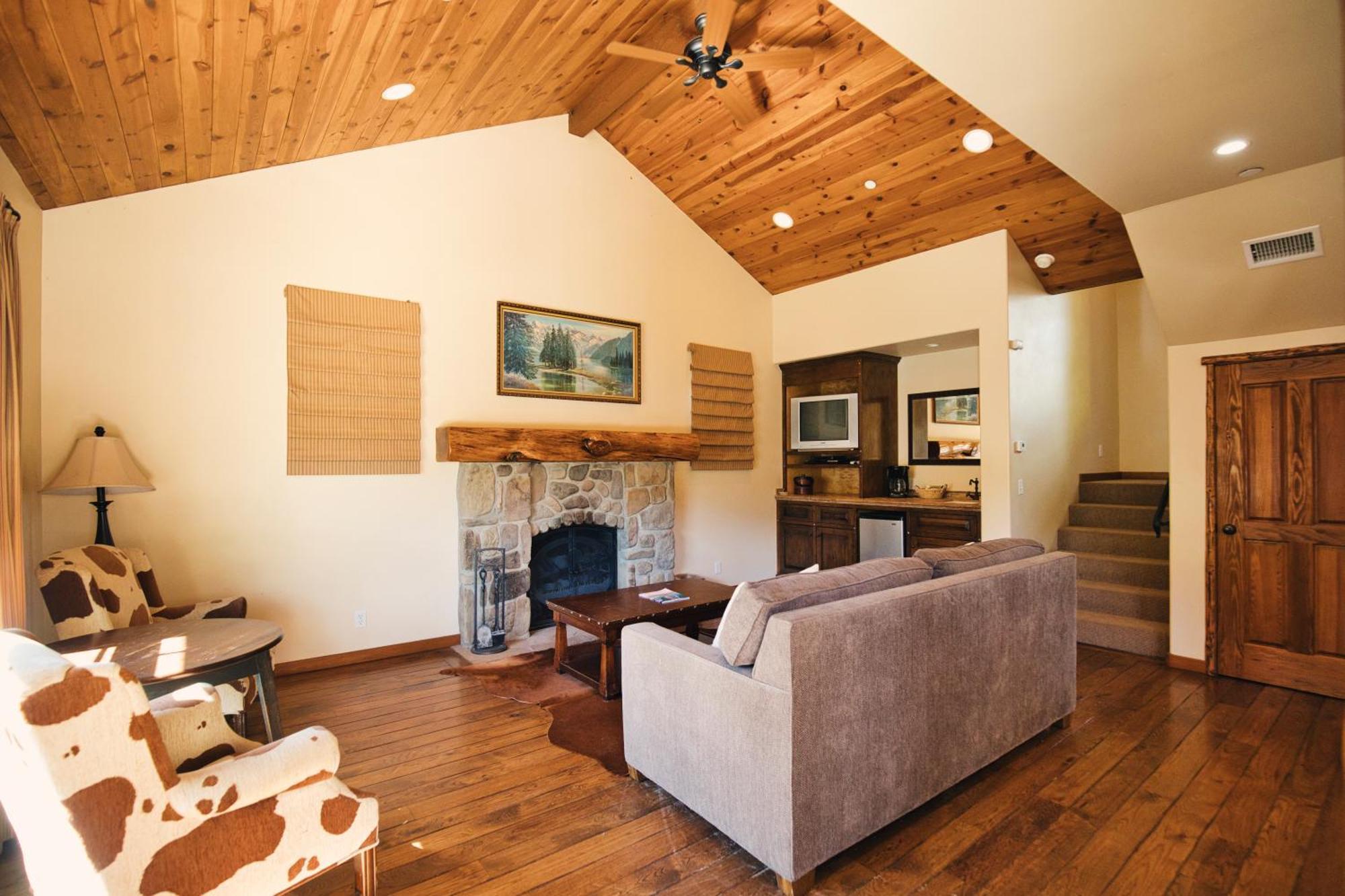 Hotel Circle Bar B Guest Ranch 4*
